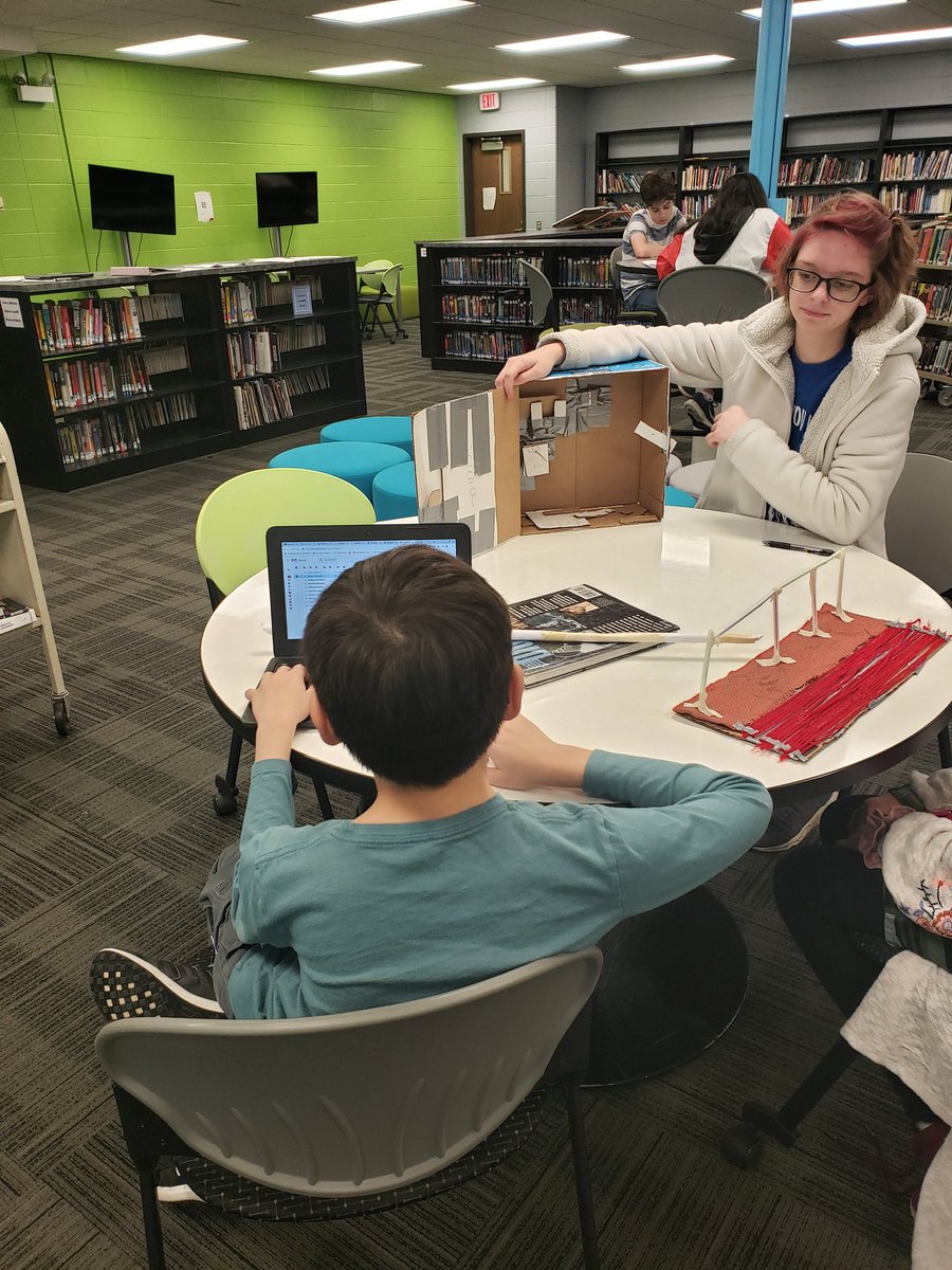 BarronScience's tweet image. 7th and 8th grade unite!! Sharing our 2nd iteration prototypes and getting feedback #innovate68 @Woodridge68