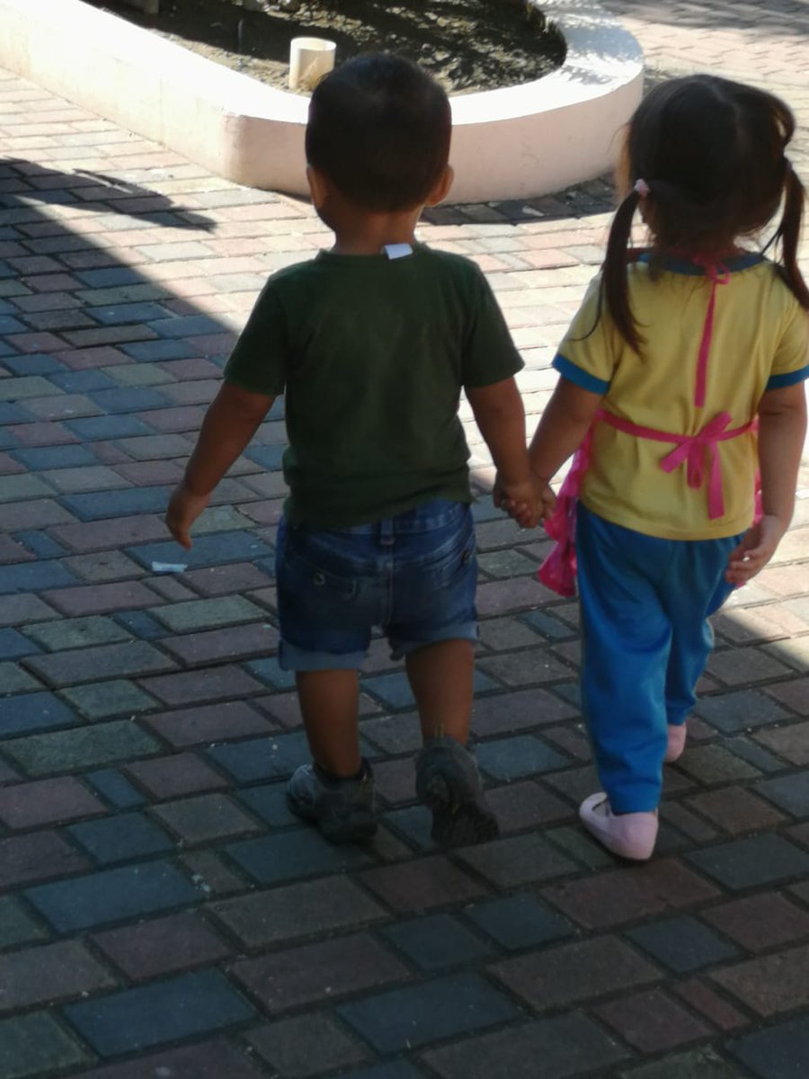 daduquev's tweet photo. #MisiónTernura
@MIES_Zona7 | #DistritoCalvas 
En espacios libres y seguros juegan las niñas y niños del CDI Acción Popular de #Macará desarrollando su expresion corporal y aprendiendo el valor de la amistad, con la guía de las educadoras. @berecordero @PaulGranda @PlanTodaUnaVida https://t.co/kf9vjrioqW