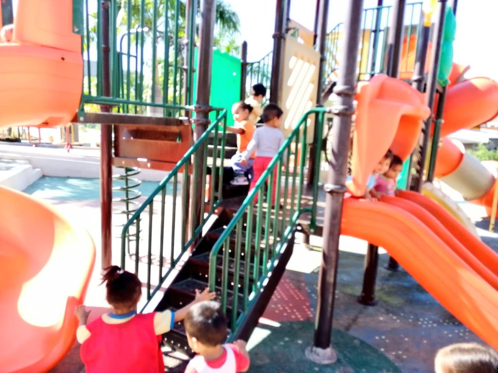 daduquev's tweet photo. #MisiónTernura
@MIES_Zona7 | #DistritoCalvas 
En espacios libres y seguros juegan las niñas y niños del CDI Acción Popular de #Macará desarrollando su expresion corporal y aprendiendo el valor de la amistad, con la guía de las educadoras. @berecordero @PaulGranda @PlanTodaUnaVida https://t.co/kf9vjrioqW
