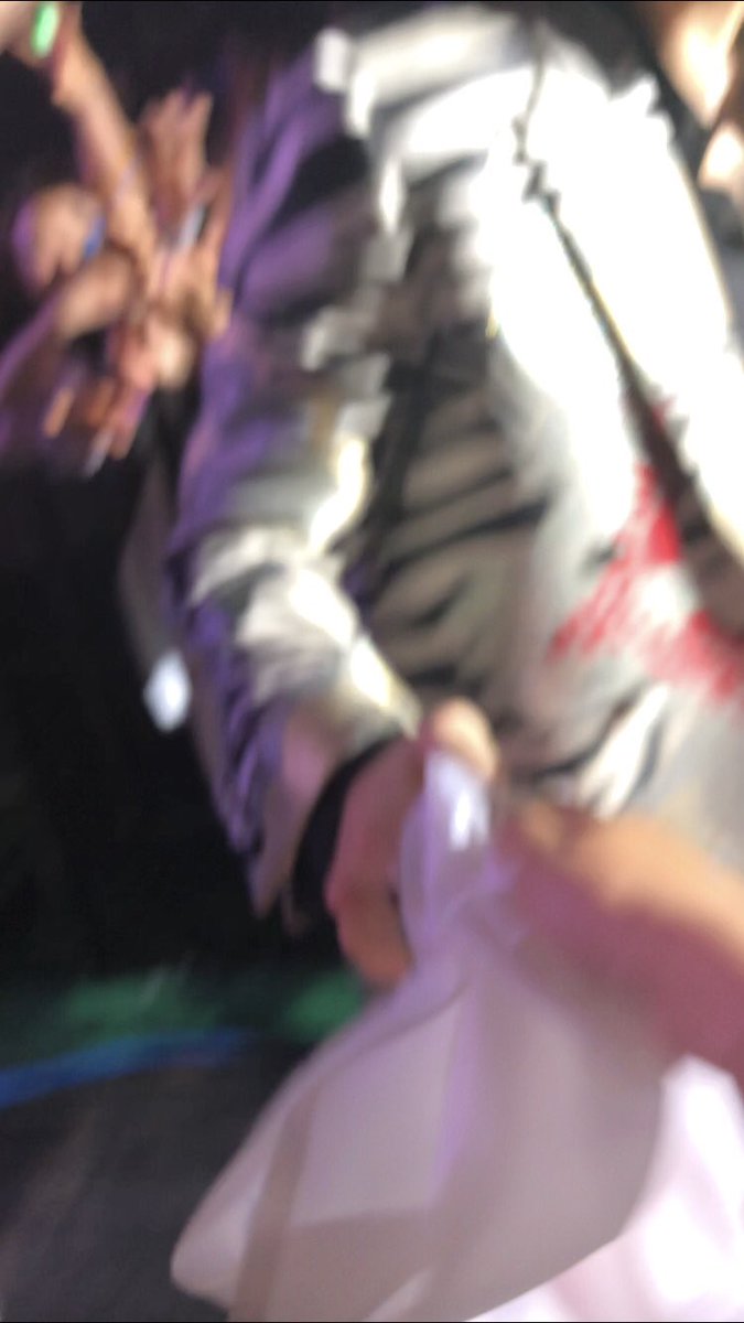 lrh__r96's tweet photo. One year from this day...❤︎
I touched his hand and he received the national flag of my friend, Minori🇯🇵
Thank you for coming to Osaka. Love and Happiness to you. @Harry_Styles https://t.co/QWgm5fqkNp