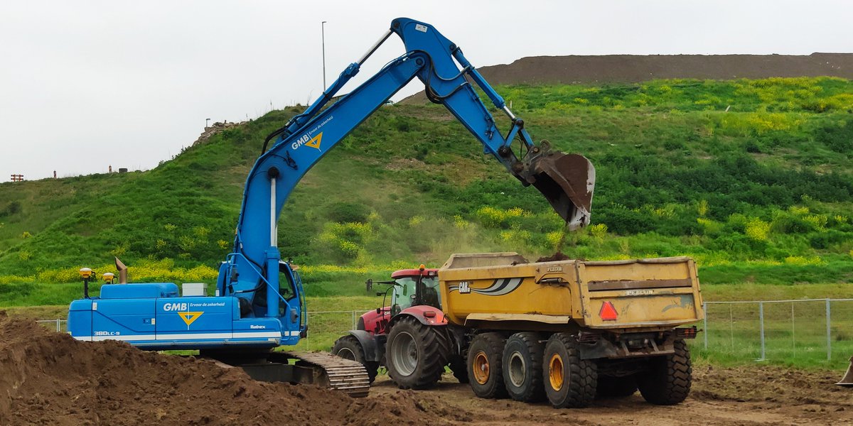 GMBtweet's tweet photo. We zijn gestart met de ontgraving van het eerste fundament voor de windmolens op Burgerwindpark De Spinder. Dit project is een samenwerking tussen verschillende burgercoöperaties uit de omgeving Tilburg in samenwerking met Energiefonds Brabant. https://t.co/P4rjSzAxpz