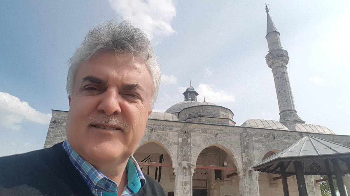 Edirne Muradiye camii 15 yüzyılda iznik çiniciliği nin muhteşem eserlerin yer aldığı ve çoğunun yurt dışın kaçırıldığını ve resterasyon yapılarak daha iyi yerine daha kötüleştirildiğine şahit olduk
