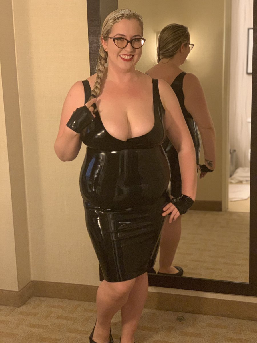 TheCannasexual's tweet photo. Nbd just rocking a hot cocktail dress from @LatexBaroness at DomCon! @BunnySybian is my hot date and we’re here repping @Sybian #CannaSexual https://t.co/MnLTyKeT5p