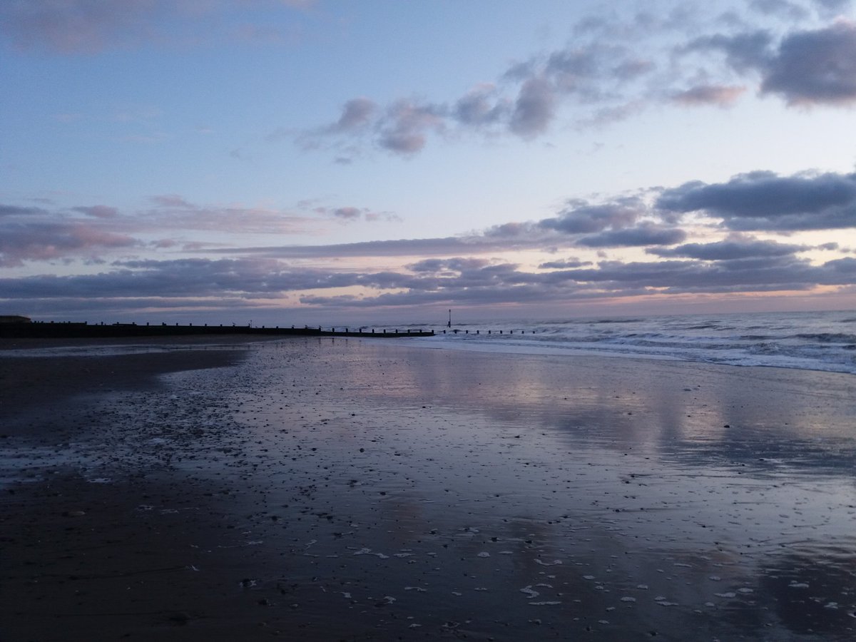 ENGLISHFUTURES's tweet photo. Cold #FridayMorning for #Hornsea, with the sun trying to break through the clouds. Depressing amount of plastic being washed up by the tide. #BBCWthrWatchers #ViewYorkshire @BBCEngland #PlasticFreeHornsea https://t.co/d1UPMnvAvM