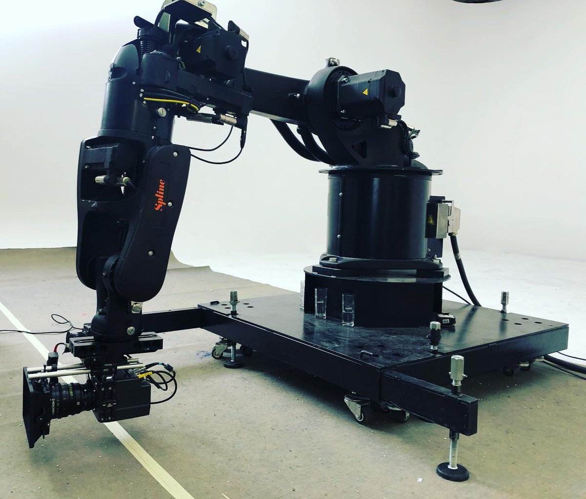 Lourd... nouveau jouet pour nouveau shooting #hvhproductions #robot