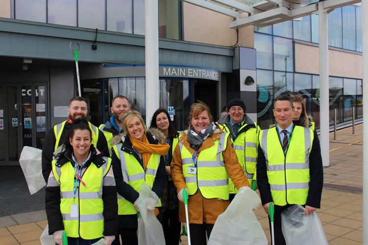 ELHT_NHS's tweet photo. Fancy giving up smoking? Treat yourself this #fridayfeeling and begin your new health journey! https://t.co/QIU9MNVK18

Or better yet, you can join us on the #BigButtCleanup at Burnley General Hospital this Monday! Contact: wellteam@elht.nhs.uk https://t.co/F8MXta9jWd
