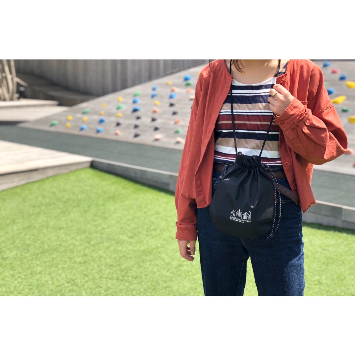 mp_namba's tweet photo. 【Drawstring Purse】
Number: #DrawstringPurse
Color:Black
Price:¥3,500+tax
アクセサリー感覚で身につけられるミニショルダーバッグが登場。
ドローストリング型の開閉がデザイン上のアクセントとなっています。
#ManhattanPortage #マンハッタンポーテージ #なんば https://t.co/guZlX7Rxay