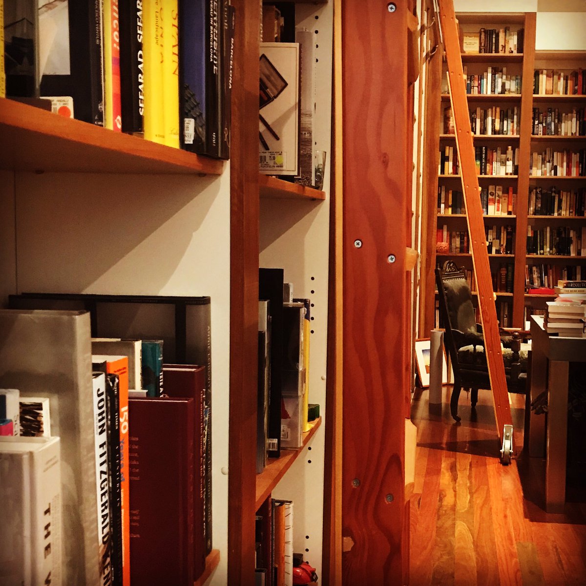booksbydalmau's tweet photo. Post my talk on my love of words/book reviewing, a conference delegate told me she has kept every book guide I produced and has read hundreds of books based on those reviews. Another told me she scrapbooked my reviews. Job done! #IPEDConf19 #marydalmau https://t.co/3Aij1f4cE0