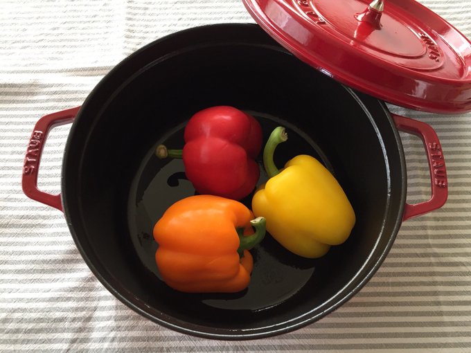 パプリカのマリネ。ストウブパプリカを丸ごと弱火でじっくり焼くと、皮がスルスルっと剥けます。丸ごと焼くのがポイント‼️パプリカがしんなりしたら汁は大切に別皿に。皮を剥いて切り、オリーブオイル、バルサミコ酢、パプリカの汁を全体に回しかける 。Bon-appetit❣️ #ストウブ<a href="/tag/%E3%82%B9%E3%83%88%E3%82%A6%E3%83%96"class="tags">#ストウブ</a><a href="/tag/%E3%83%91%E3%83%97%E3%83%AA%E3%82%AB"class="tags"><span>#パプリカ</span></a><a href="/tag/%E3%83%9E%E3%83%AA%E3%83%8D"class="tags"><span>#マリネ</span></a>