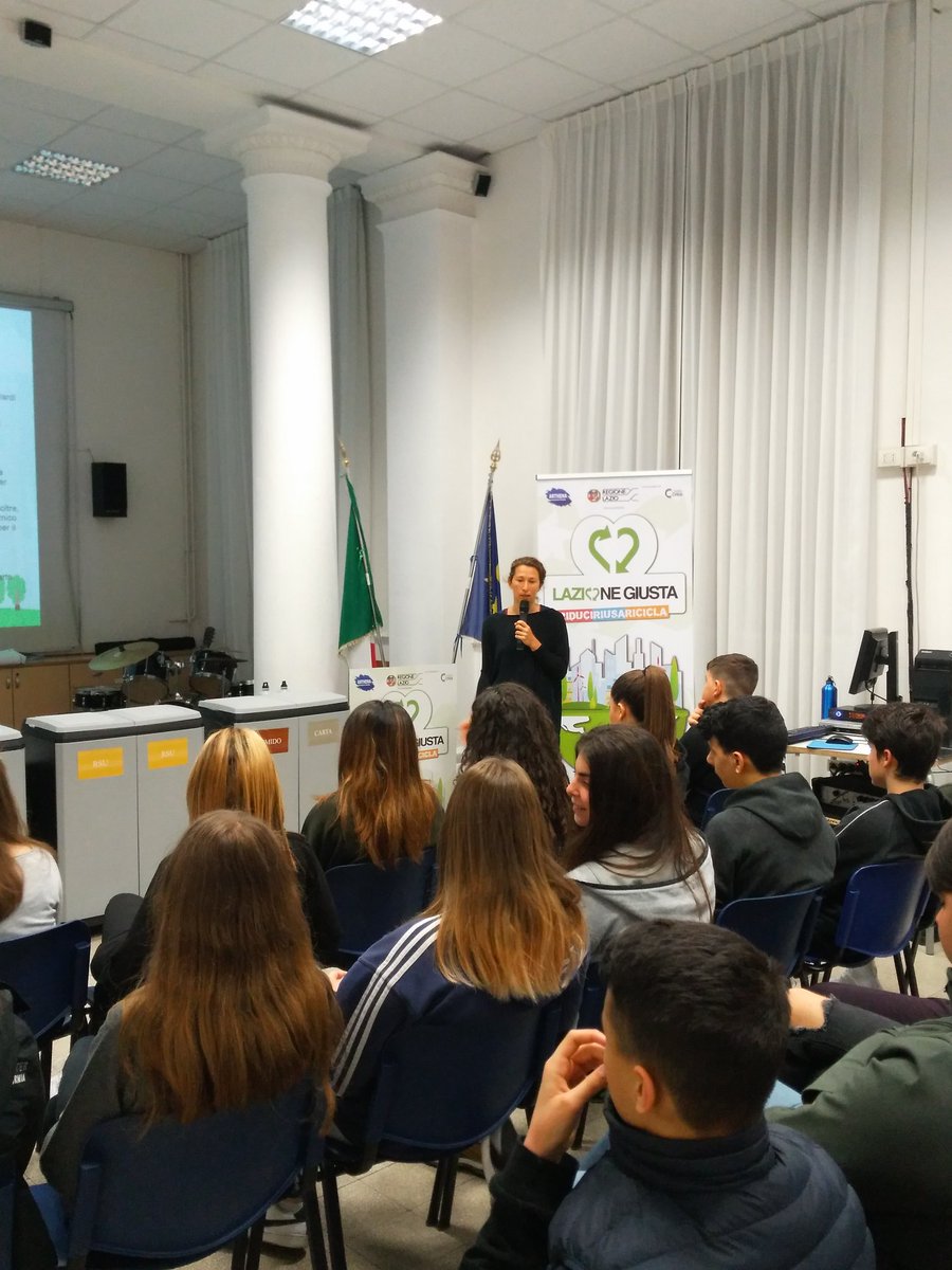 alecavallo81's tweet photo. Gli alunni delle classi prime  coinvolti nella sensibilizzazione della raccolta differenziata "riduci - riusa - ricicla" #lazionegiusta @GiobertiRoma @marivarone @CavinaSabina @dbienna @tantoviola https://t.co/UL78OodtZX