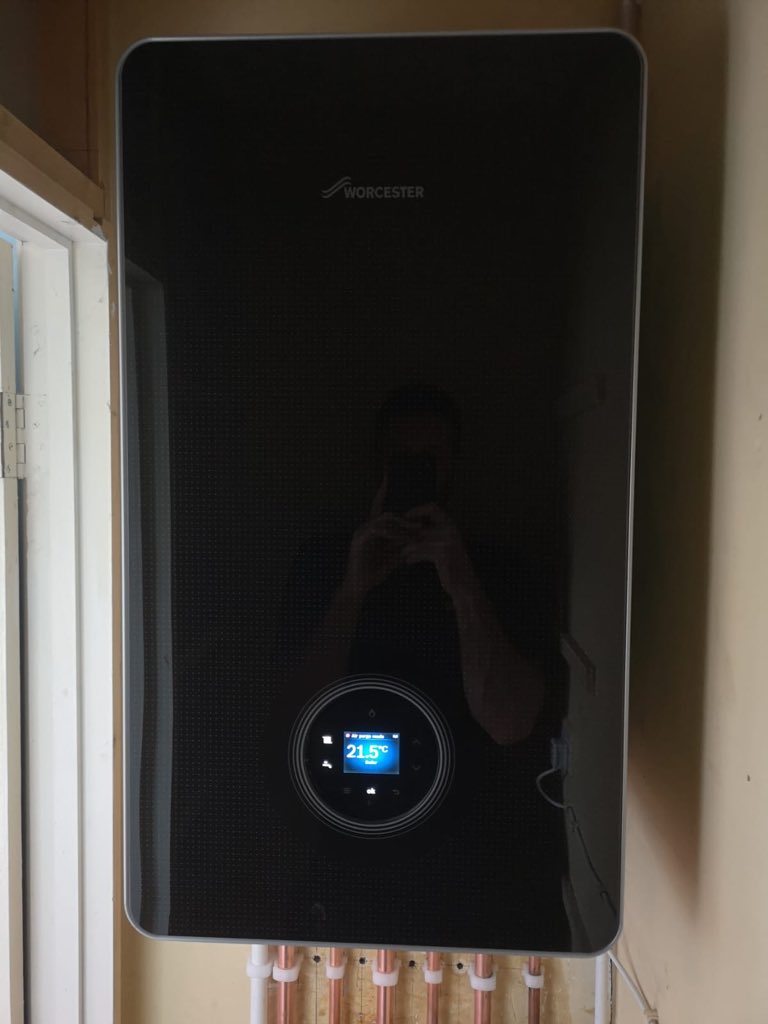 Gas_Fix's tweet image. 1st New Worcester Greenstar 8000 installed, As a Worcester approved insaller we had a chance to fit the new boiler before its officially launch later this month. Very Impressive !!! @worcester_bosch @HeatingYourHome #Boiler #Worcesterboiler