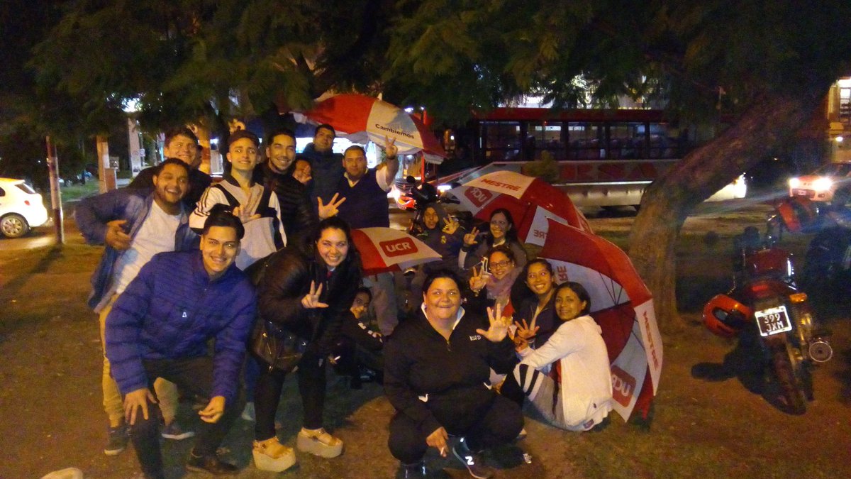 dalmapaez10's tweet photo. Cierre de campaña , cierre de esta primera etapa , se que este 12 seremos mucho más fuertes y saldremos adelante 🇦🇹 vamos Radicales , vamos Córdoba querida , vamos @ramonjmestre y @rodrigodeloredo que ustedes PUEDEN y acá estamos apoyándolos , y la 13 más fuerte que nunca 🇦🇹👏 https://t.co/rwNrhWjsxf