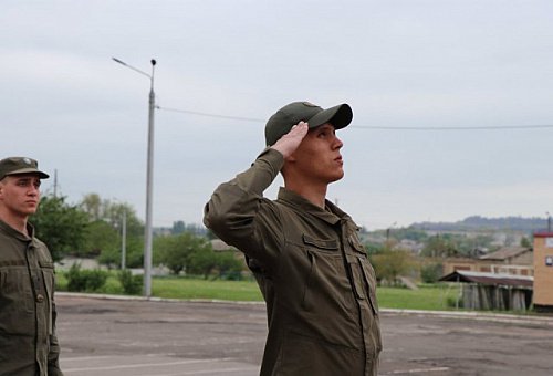 1kr_ua's tweet photo. Пам'ять загиблого у бою за Лисичанськ командира Радієвського нацгвардійці вшанували у день його народження

  https://t.co/6zgJ5iwvJR https://t.co/f2rJ51uHq5