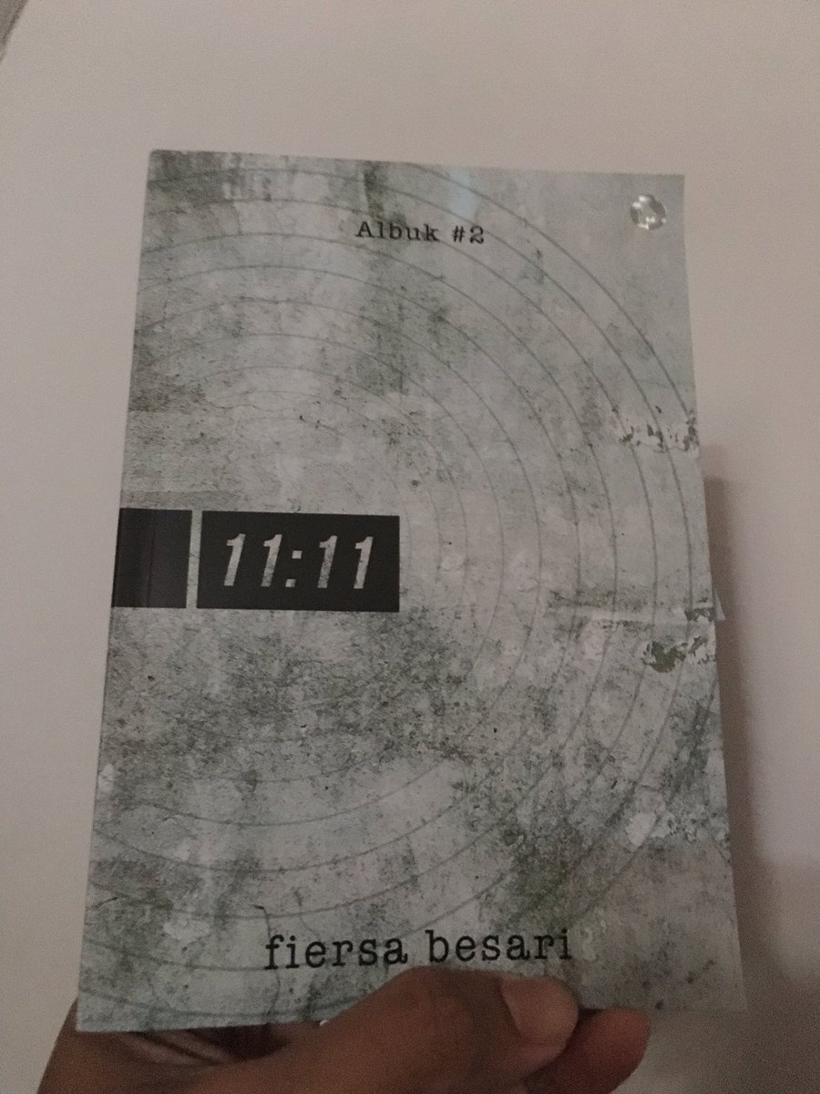 TOUYA9's tweet image. Menikmati buku ini baru sampai halaman 64. Membahas tentang kisah asmara antara Senggani dengan Wira yang membuat hati ini patah, sepatah-patahnya. 

Bung, kon iki pancen Asu! @FiersaBesari