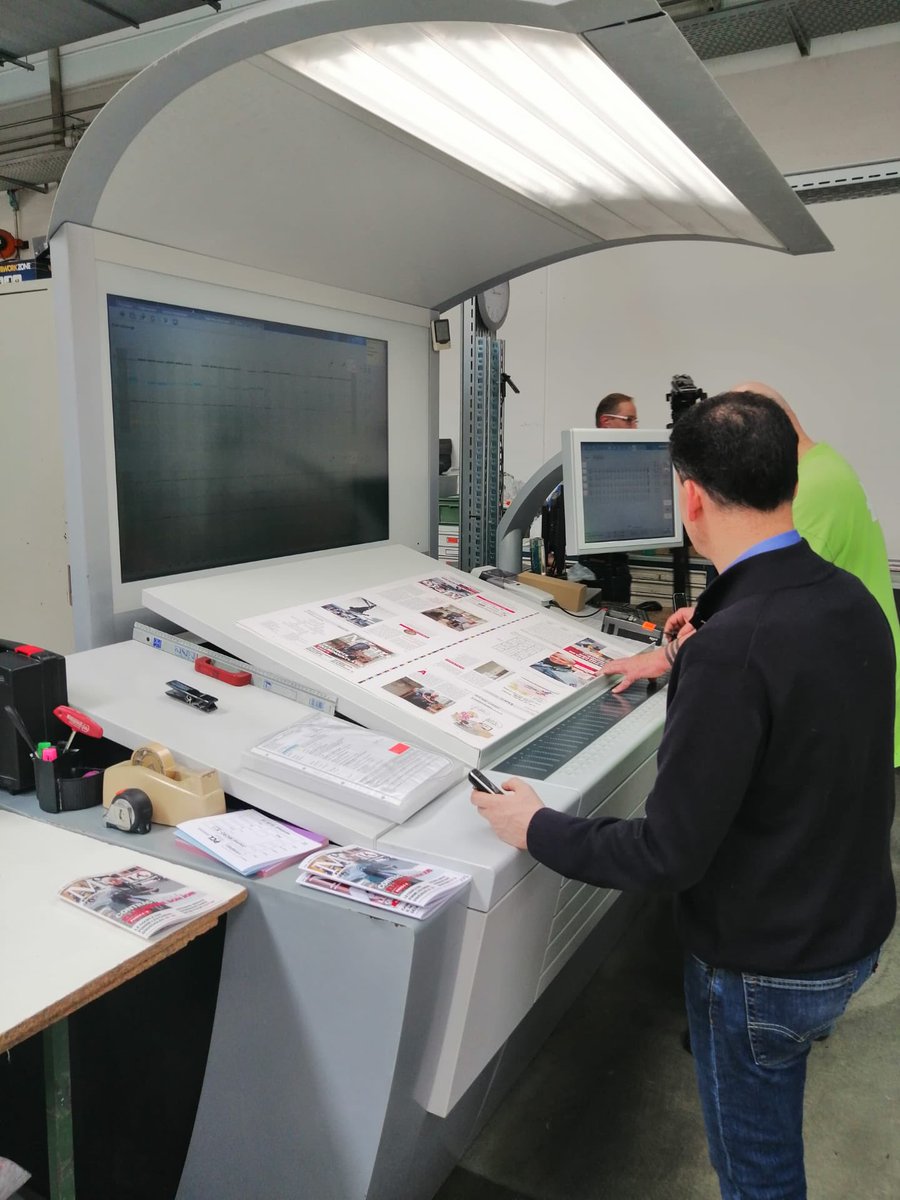 micro_lejournal's tweet photo. MICRO arrive mardi 14 mai dans vos bistrots! 

Ça y est, on a fait notre premier bouclage mercredi soir mais surtout, on a vu les numéros UN et DEUX sortir des imprimantes. On a hâte de vous les faire découvrir 🗞 https://t.co/6yHXGXqZDm