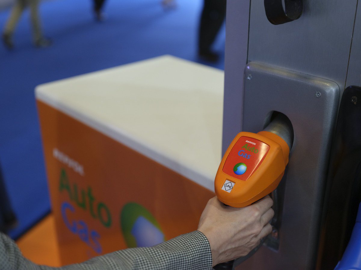 RepsolWorldwide's tweet photo. ¡Future is here!🙌 Visit us at @automobilebcn &amp; discover the latest of #RepsolMobility: 

🔶New Efitec 97/100 fuels
🔶@wible_esp carhsaring
🔶#RepsolAutoGas
🔶First ultra-fast charging point

Multienergy for a more sustainable future🌍 #Automobilebcn100 https://t.co/t3ZQiKZNzc