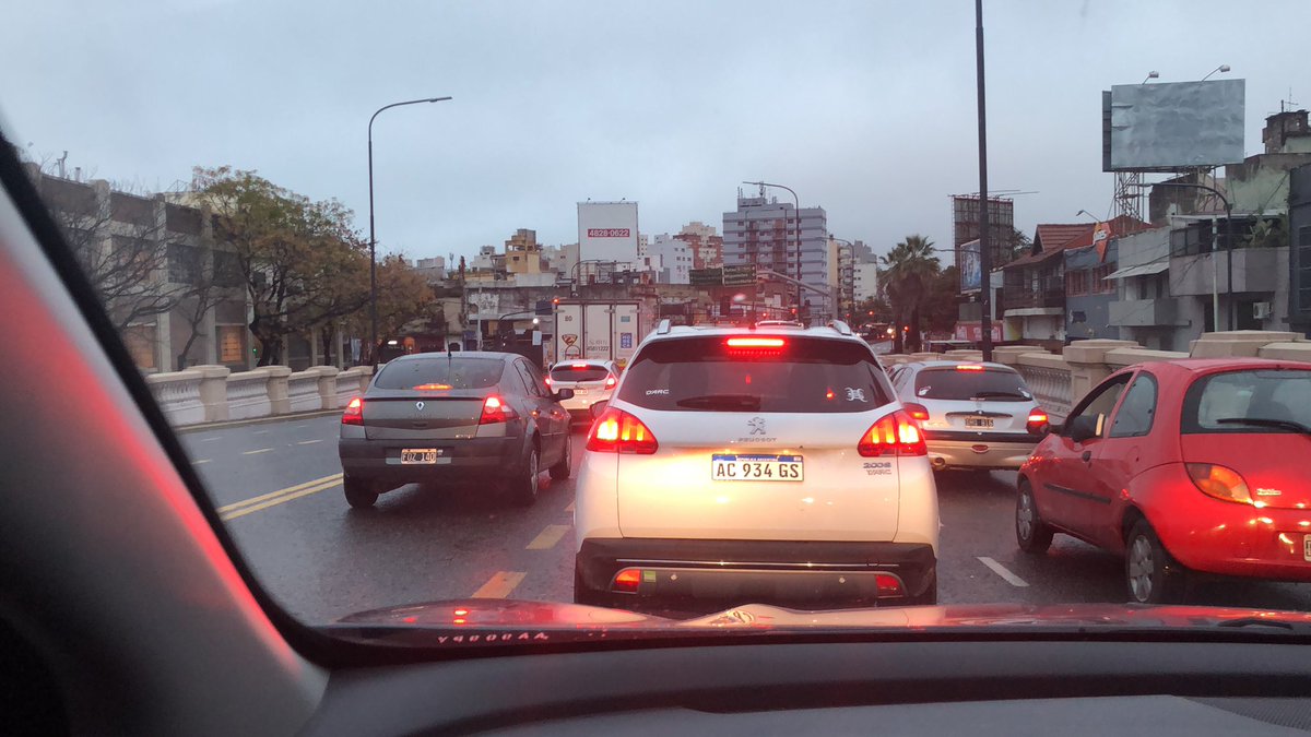 velorria's tweet photo. Cuando se va a controlar el uso del carril de colectivos para adelantarse en el puente de Av. San Martín en CABA. Haces las cosas bien, y ten perjudicas más por estas avivadas. @AlertasTransito @jotaleonetti @batransito https://t.co/yzFBvYZmy7