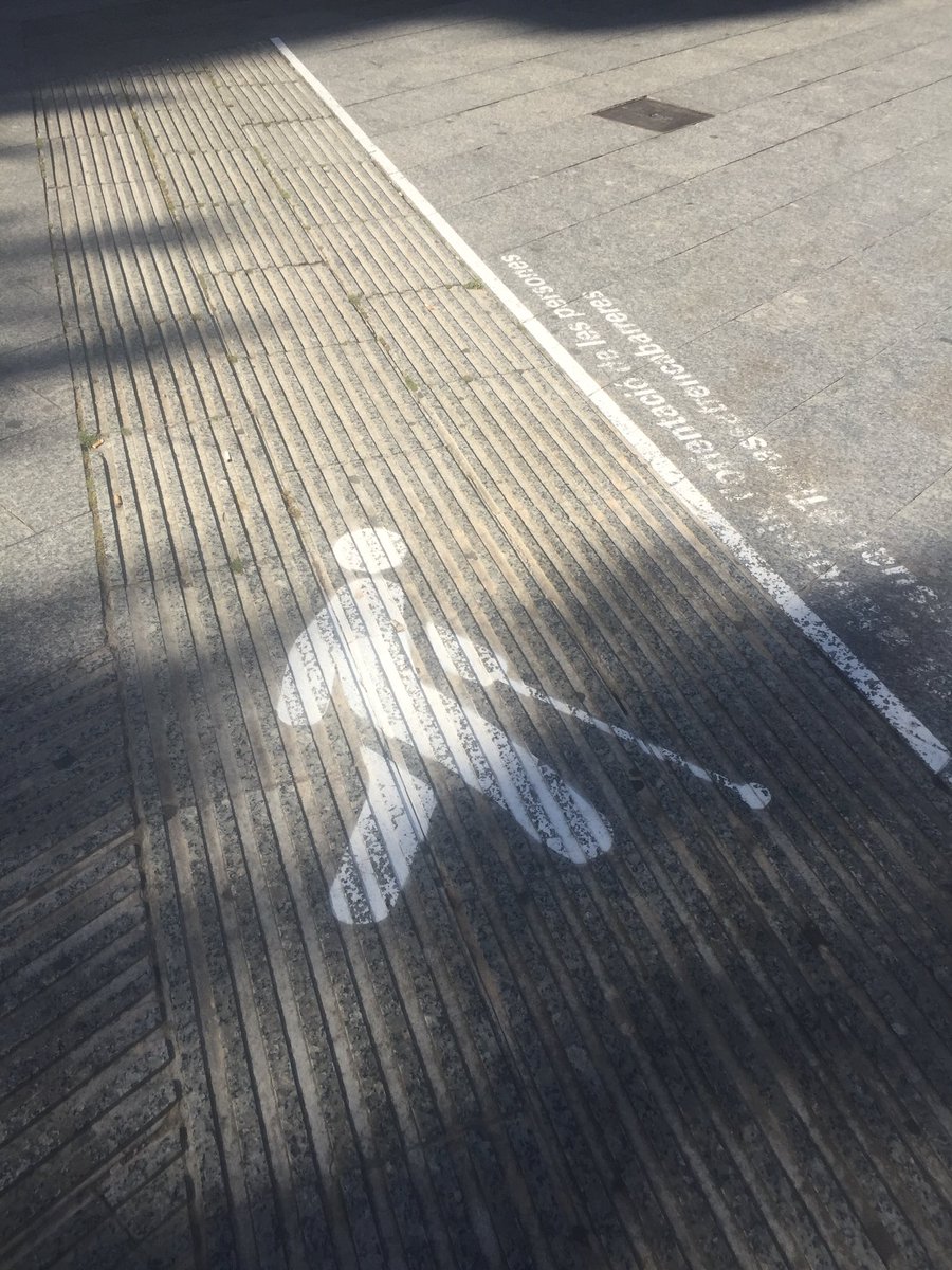 laupm97's tweet photo. Aquest mati m’he sorprès quan anava caminat i m’he topat amb aquesta senyalització que marca el camí fins a l’entrada de l’estació per a les persones amb ceguera.  #sharediversitas #diversitatuoc1 https://t.co/iYgkyHl76d