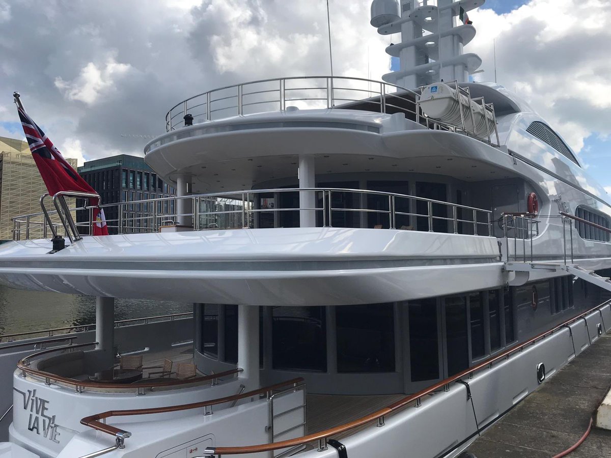 kmorganvisuals's tweet photo. Whose floating mansion is this? Please let me on for a peek ??? Slide along your floors ..#floatingpalace #howtheotherhalflive #yacht #whycantihavemomoneynow #letmeinvent #dublin #dublinport #sexy https://t.co/T4oOobDDjo