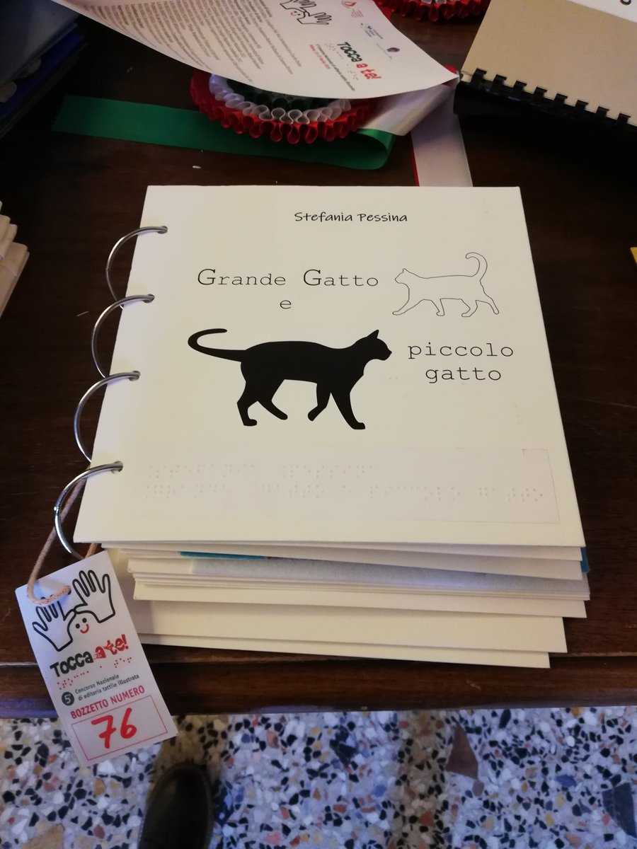 MMileggi1storia's tweet photo. Al @SalonedelLibro c'è anche il mio libro! 😍😍
Passate dallo stand S82 pad.3 a vedere il mio libro tattile in #braille....e mandatemi tante foto, taggatemi, speditemele, voi e il mio libro......foto foto foto 🙏🙏🙏😍😍😍❤️❤️❤️
Io...tanto...emozionata 💗 https://t.co/z09XLwKLoJ