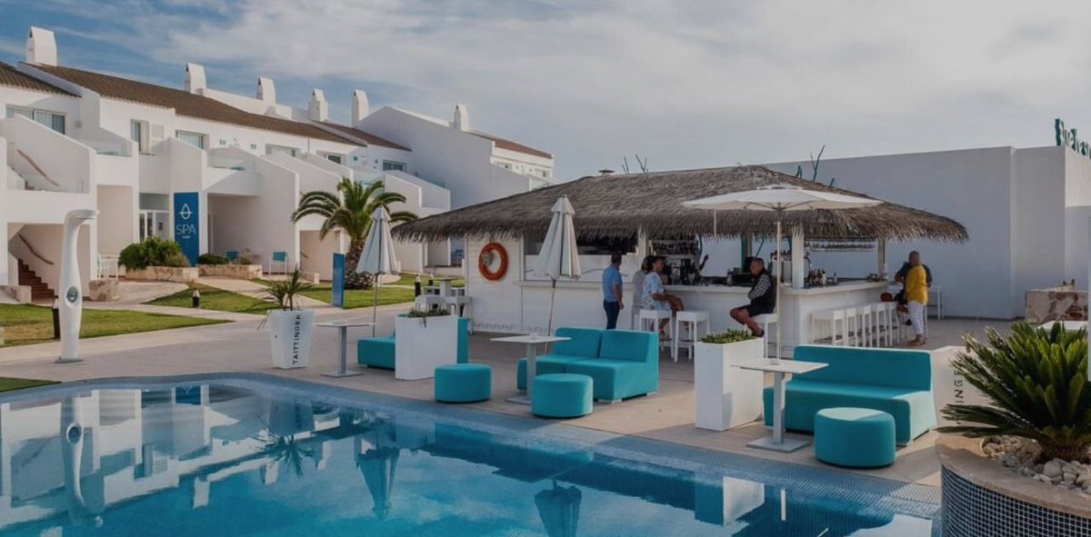 El @lagoresortme acogerá, el jueves 16 de mayo de 20:30. 22:30, una nueva edición de la SORT QUE NO CORRO 2019 (te puedes inscribir gratuitamente,  en el link de la Bio). Un increíble resort para una increíble fiesta de bienvenida que podrán tener acceso los mayores de 18 años.