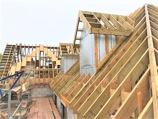 TimberFrameLtd's tweet photo. Full cut roof all pre-manufactured in our workshop for a large penthouse in @exmouth by WESTRUCTURE @TimberFrameLtd https://t.co/tyr2Y2PeEJ