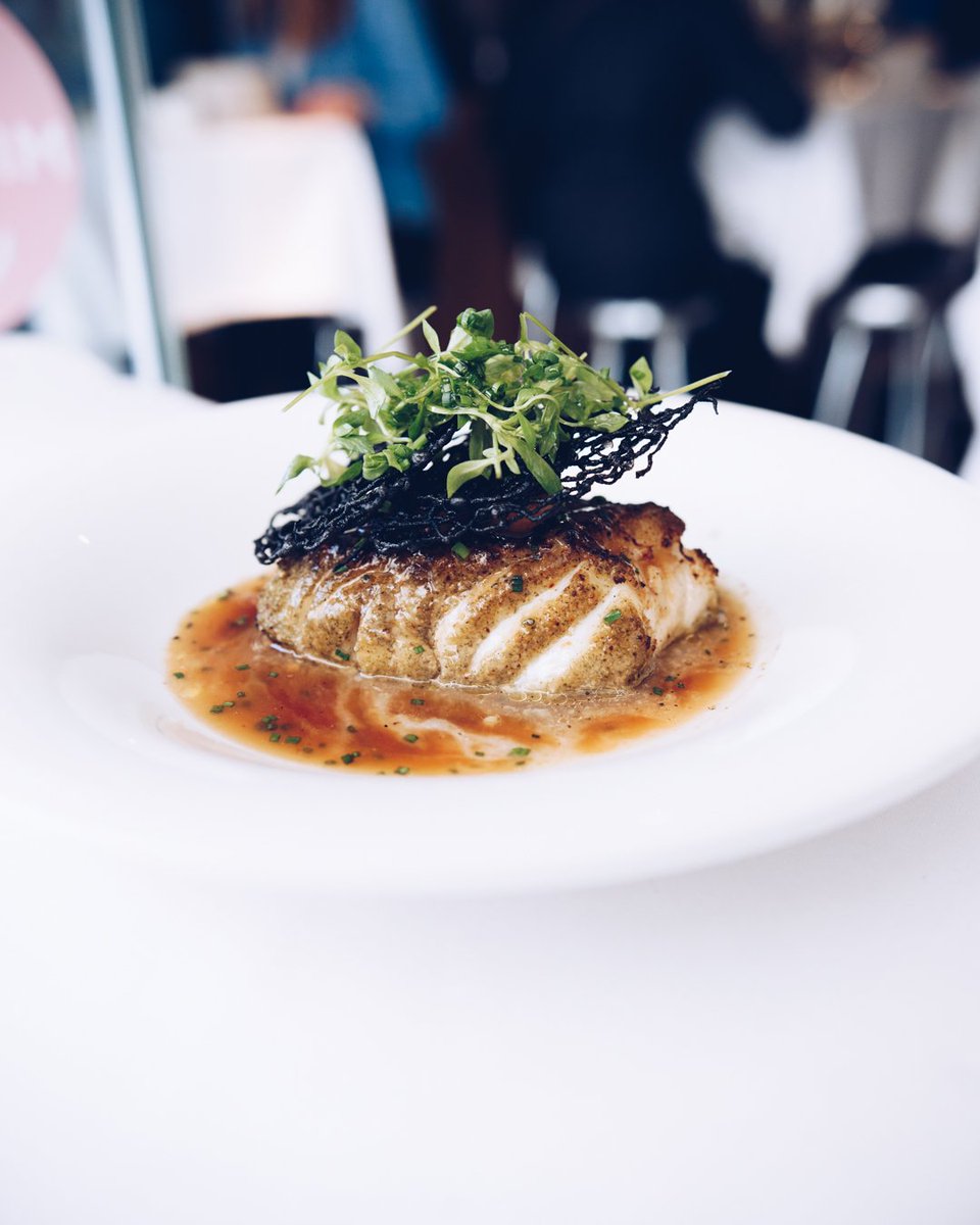 Nuestro bacalao, con un ligero empanado de setas, cebolla y un poco de ajo 😋