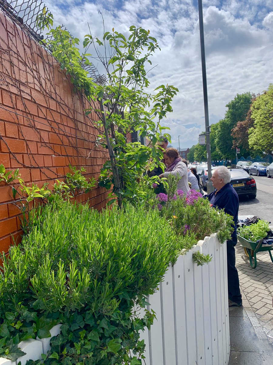 StM_NineElms's tweet photo. What a beautiful morning for some gardening with @EdibleAvenueSw8 and @urbancanopyuk refreshing the flower beds on #ThessalyRoad ☀️ 💐 🌹🌲 ☘️🌺 #EdibleAvenue https://t.co/wfqSfz2R70
