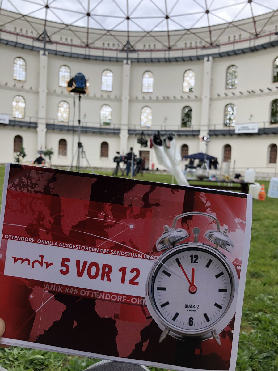 johe_daniel's tweet photo. Es ist ‚5 vor 12‘! Die @mdrvolos sind bereit für den Weltuntergang (a.k.a. ihre Sendung) 😉 https://t.co/h9ib2SX8dI