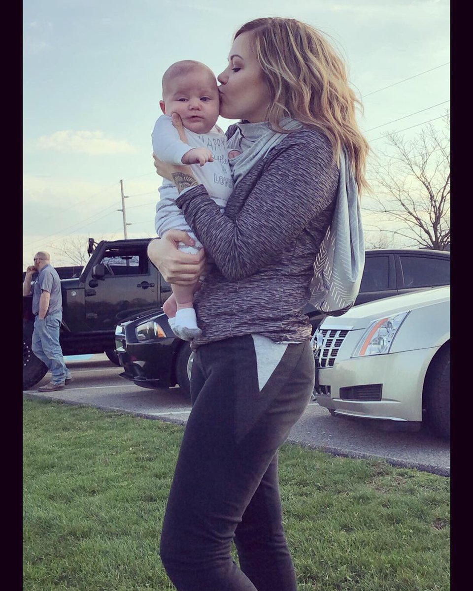 Whitneyschilt15's tweet photo. @lanniebabbeey 3 days before I had my baby and 3 months pp! As you can see I need to tone up 🤣 #flatbooty https://t.co/GkEtIiwlQH