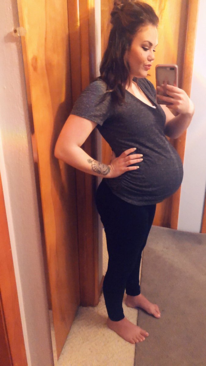 Whitneyschilt15's tweet photo. @lanniebabbeey 3 days before I had my baby and 3 months pp! As you can see I need to tone up 🤣 #flatbooty https://t.co/GkEtIiwlQH