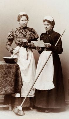 Watanabe בטוויטר 19世紀後半 ヴィクトリア朝時代の英国では使用人を雇うことがステータスシンボルとされた 家事を取り仕切るメイド を雇うのが経済的に厳しい家庭のため 週に一回だけ雇われて玄関を掃き掃除し あたかもメイドが いるかのように 振る舞うステップ Watanabe בטוויטר 19世紀後半 ヴィクトリア朝時代の英国では使用人を雇うことがステータスシンボルとされた 家事を取り仕切るメイド を雇うのが経済的に厳しい家庭のため 週に一回だけ雇われて玄関を掃き掃除し あたかもメイドが いるかのように 振る舞うステップ