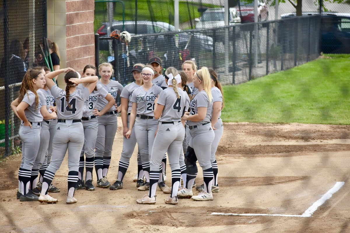 TriciaSeef's tweet photo. Senior Night-Community Night love the full house ❤️🥎 https://t.co/P5L5Tq9HoN