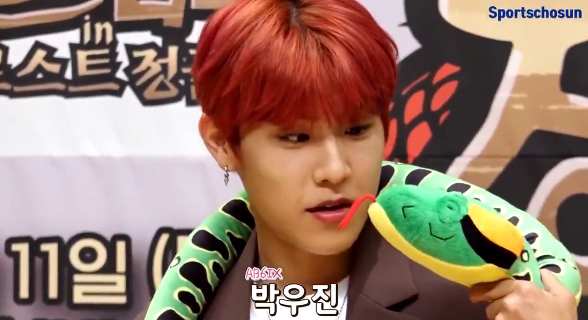 _one_autumn's tweet photo. 무서워하는 연기ㅋㅋ🐍
#박우진정글 https://t.co/J8aSCeUBkN