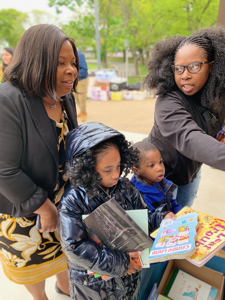 JaquezTweets's tweet image. What does a student led and student built free pop-up library look like in a city, with all stakeholders involved? #ProjectFlowEO #EOCHSSGA #EOStrong #VillageStrong #LiteracyMatters #StakeholdersMatter #FreeLiteracy #EOCityCouncil #EOSchoolDistrict #ProjectFreeLibrariesOurWay