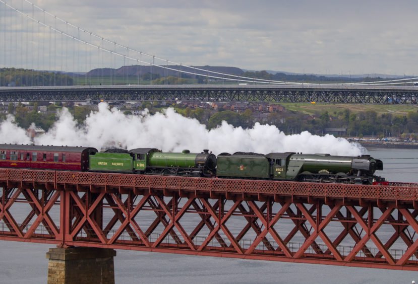 courier_fife's tweet image. Rail enthusiasts gather to watch iconic Flying Scotsman as it passes through Fife dlvr.it/R4R922