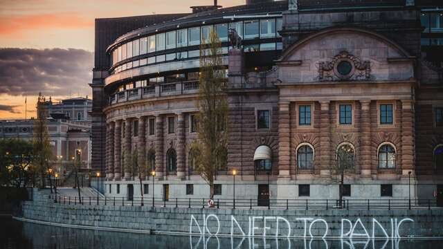 Det är kalkfärg, den kan tvättas bort med vatten. Det verkliga brottet som försegår här går ju inte att enkelt tvätta bort: klimatkrisförnekelse och dess följdverkningar är ett miljöbrott som saknar motstycke.