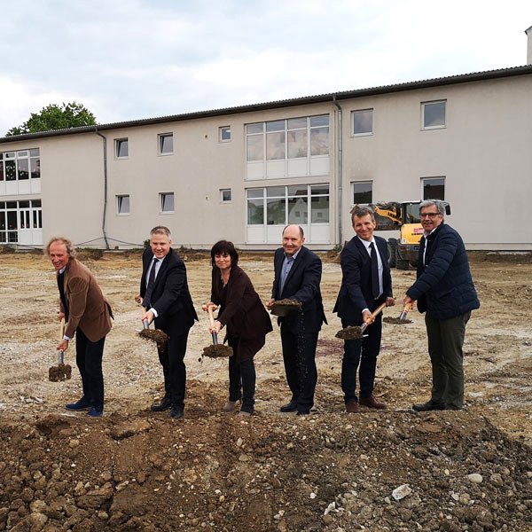 baurconsult's tweet photo. #SPATENSTICH - GRUNDSCHULE AN DER LESSINGSTRASSE #INGOLSTADT
Die Arbeiten für den Neubau sind gestartet. Die modellhafte #Ganztagsschule wird künftig 16 Klassen + zwei Inklusionsklassen mit Sprachlernförderung beheimaten. 
#BAURCONSULT #Architektur #TGA #Freiraumplanung https://t.co/Cqh2IWE16t