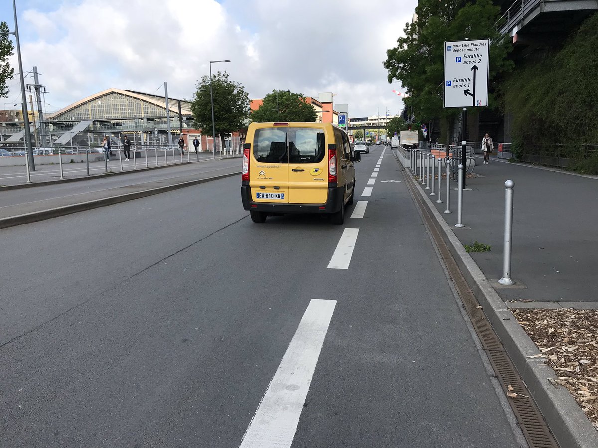 Hessebez's tweet photo. Ça fait deux fois que je le vois donc c’est pas un accident:
Big up à la postière de la rue Willy-Brandt qui préfère se garer en warnings sur l’une des deux voies automobiles plutôt que de bloquer la seule bande cyclable comme le #GCUM lambda.
Merci m’dame 👏👏👏 https://t.co/sjFSPYhxCu