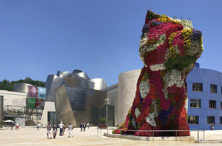 Todocifras's tweet photo. Así se cambian las 38.000 #flores que visten a ‘Puppy’. https://t.co/XrDVzNb10l #arte #Bilbao #art https://t.co/2B5aYevzVw