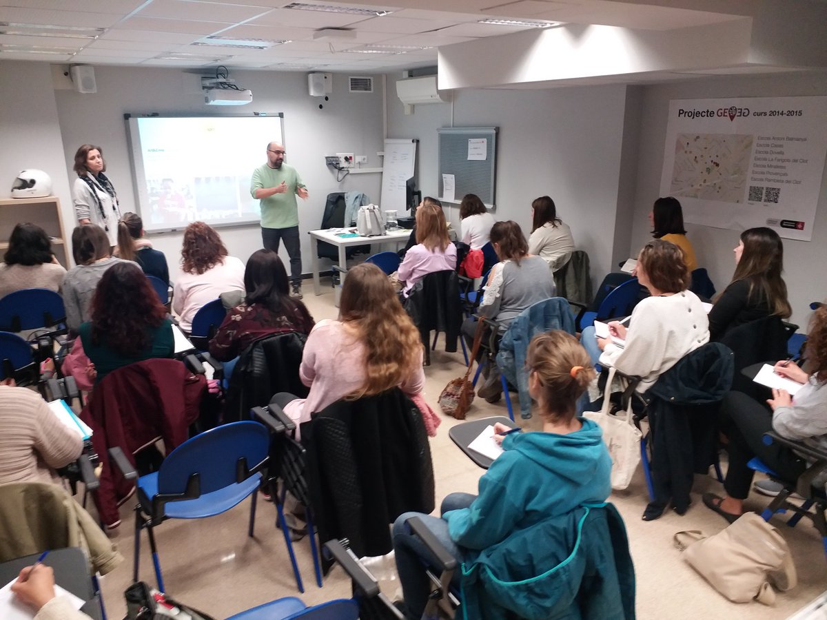Berbegall's tweet photo. Seminari inclusiò i nee SE Sant Martí. 5a Sessió 10/05/2019 “MURS, projecte interescolar de teatre-dansa per a la convivència i l’empoderament personal”.
Esther Planes Hortal. Psicòloga. Màster en Psicoteràpia Integradora Humanista amb Joel, actor i artista. https://t.co/CryKNAUAow