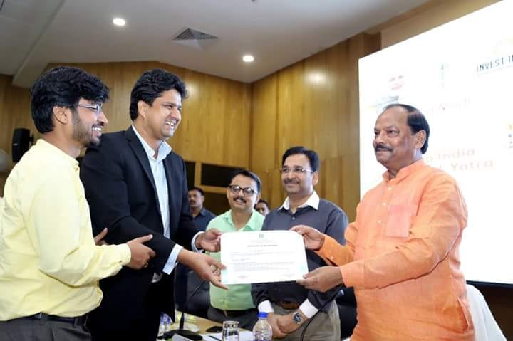 BazaarSoftware's tweet image. BazaarSoftware.com Founders recieving the Startup Award from Hon&apos;ble Chief Minister of Jharkhand. It is currently incubated at ABVIL( Atal Bihari Vajapayee Innnovation Lab) and has been selected through a multistage process, followed by pitch to State Evaluation Board.
