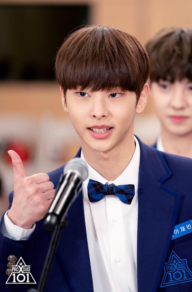 jaebinfiles's tweet photo. here we have a photo of jaebin doing thumbs up, it’s literally his fave pose

#이재빈 #프로듀스X101 #프로듀스_X_101 #PRODUCEX101 #PRODUCE_X_101 https://t.co/fwWb0OZMJQ