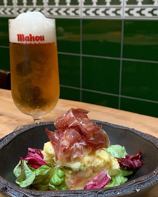 paella_barraca's tweet photo. #ポテトサラダ #生ハム #ビール #マオー#スペインの生ビール ビールのアテです。仕事終わりどうぞ!
#ensaladillarusa #conjamon #mahou https://t.co/ILhTbtdjPH