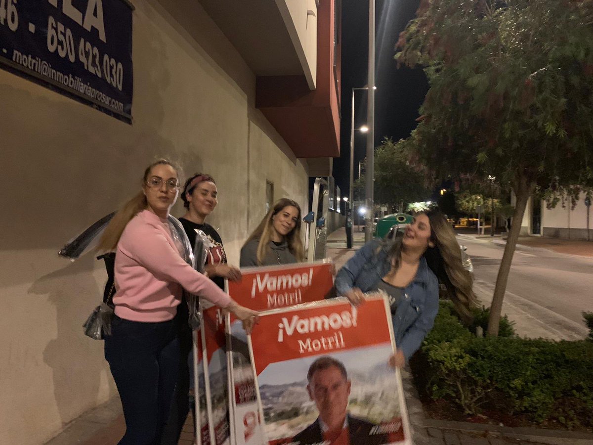 CsMotril's tweet photo. Anoche fue el inicio de la campaña de las municipales. Actividad frenética, muchas cuadrillas a por los mejores sitios. Algún día no será necesario inundar las ciudades. #VamosMotril #MotrilYa https://t.co/C0jsmffwN4