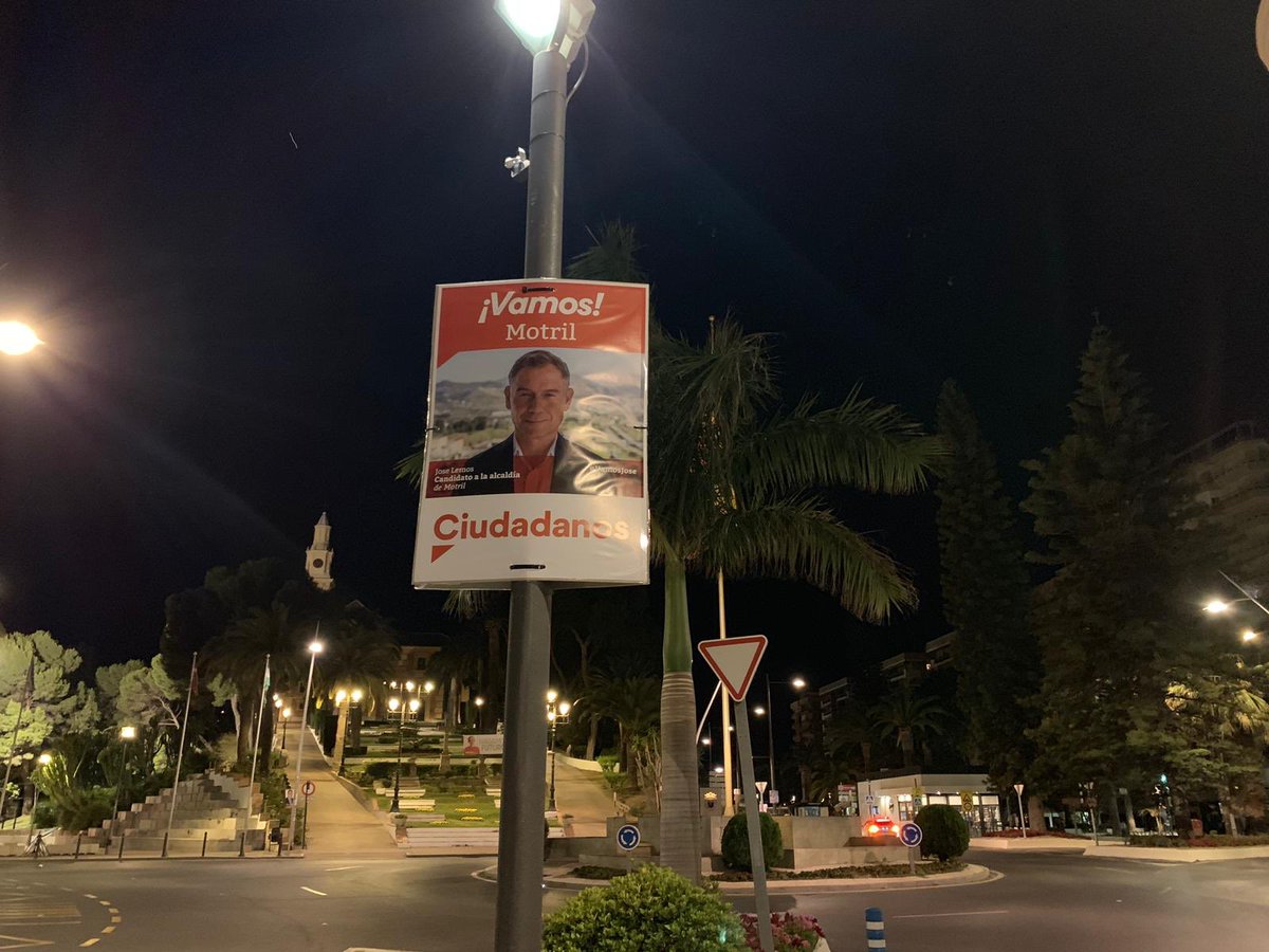 CsMotril's tweet photo. Anoche fue el inicio de la campaña de las municipales. Actividad frenética, muchas cuadrillas a por los mejores sitios. Algún día no será necesario inundar las ciudades. #VamosMotril #MotrilYa https://t.co/C0jsmffwN4