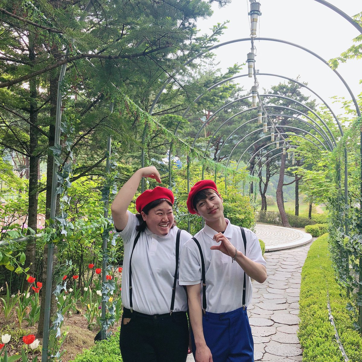 OfficialKokoon's tweet photo. [주원]
내 여자친구를 소개합니다
여자친구와 해외여행 가기 참 쉬워요
지수와 네덜란드 튤립축제를 다녀왔습니다.
튤립의 땅 네덜란드! 정말 아름답고 이뻤어요!
튤립에 집중한 나머지 지수를 잃어버리고 말았는데
튤립 한 송이가 시들어있길래 마시던 물을 튤립에게 양보했습니다
지수야 어디야? https://t.co/LrK1VcwBIc