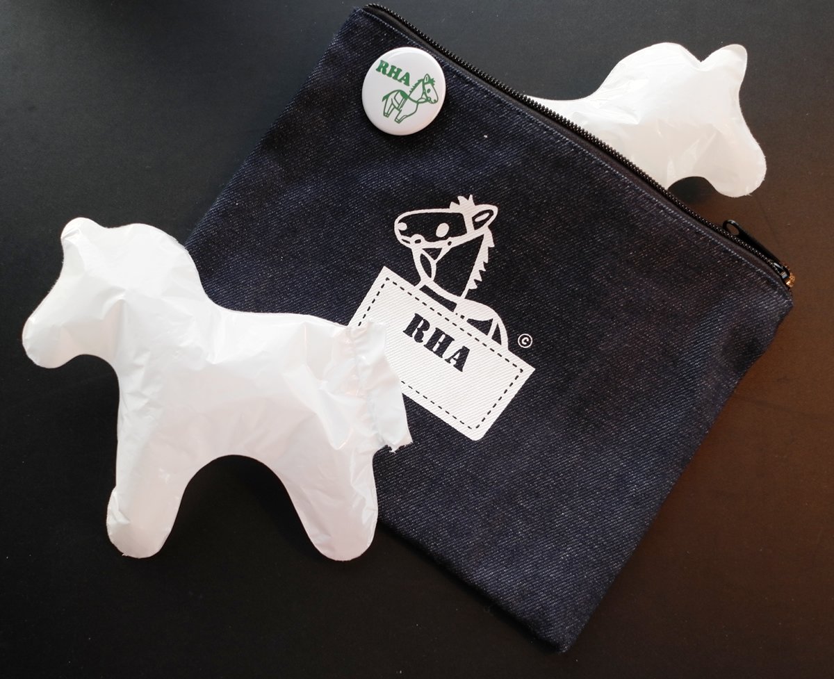 引退馬協会 オリジナルグッズにギフトに最適な新商品が登場 グラちゃんマーク入りのデニムポーチからかわいい白馬が除くギフトセット 馬好きさんへのプレゼントにいかがですか T Co Fnn3mgqebv 引退馬支援 デニムポーチ 馬グッズ ギフト