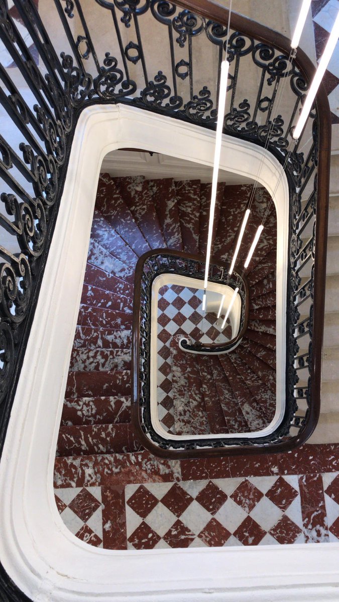 Petite visite dans notre (sublime) <a href="/PwC_Experience/">ExperienceCenter FR</a>, en plein cœur de Paris. Du parquet, des plantes et plein de technologies. Qu’est-ce que vous en pensez ? Nous, on adore 😍 #insidePwC