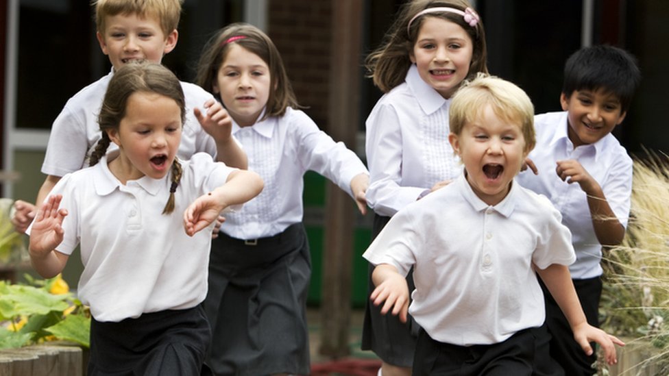 VictoriaLIVE's tweet photo. Children are getting shorter breaks at school than 20 years ago, research suggests.

Schools are trying to fit in more lessons - but experts say it gives them less time to exercise and make friends. What do you think? 

Get in touch https://t.co/cLwxtnukOL https://t.co/JbTXBbhPOF